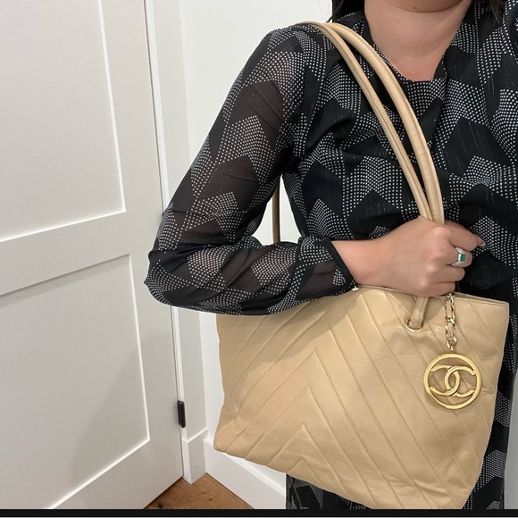 Sold Final clearance Vintage Chanel tote bag Chevron quilted - Picture 2 of 16